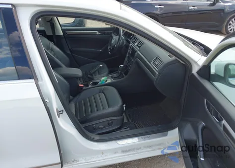 2017 Volkswagen Passat 1.8T Sel Premium z USA, uszkodzony, nr VIN 1VWCT7A34HC077189